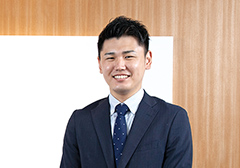 2019年度に入社したプラント配管機材部の梅田裕介さんの正面写真
